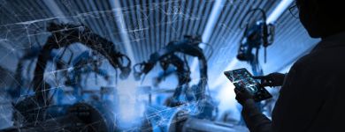 人在平板电脑上使用自动化软件工厂