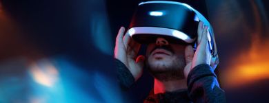 人使用消费者的虚拟现实设备