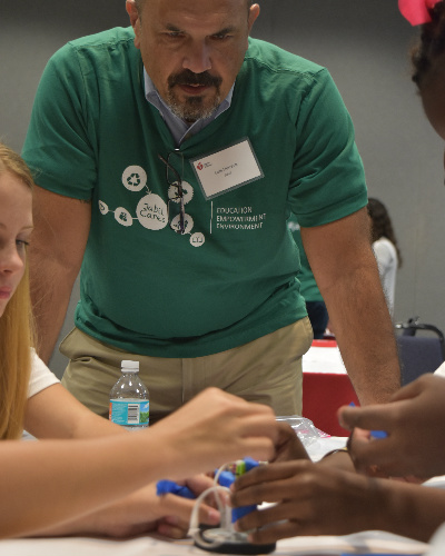 围绕STEM的多样性指导年轻人