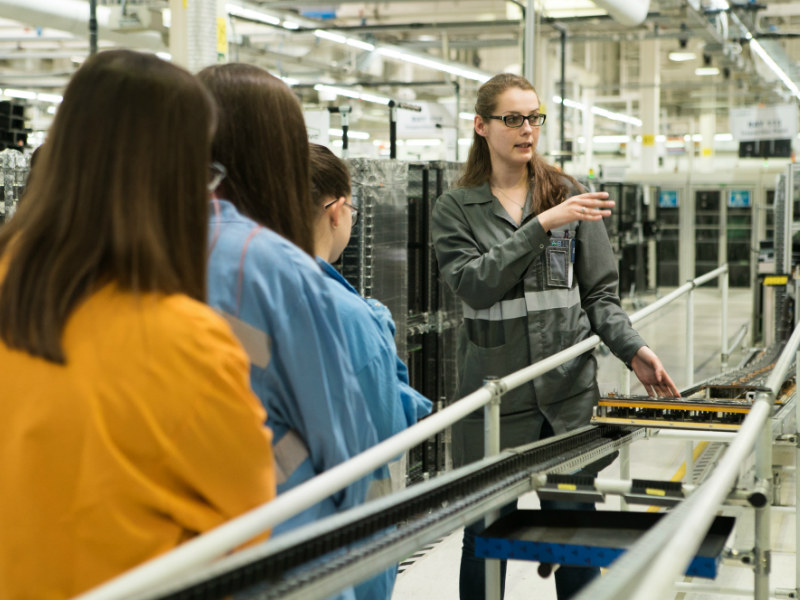 捷普集团网站整个欧洲庆祝国际女孩