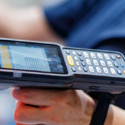 零售机器人、自动化和连接在仓库里