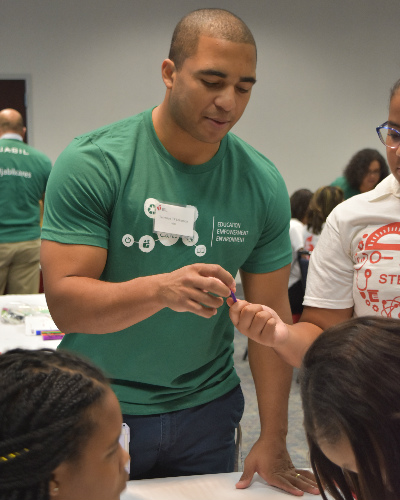 围绕STEM的多样性指导年轻人