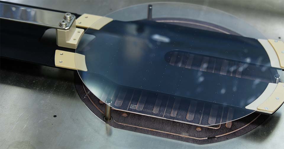 edge grip end effector hanlding a glass wafer