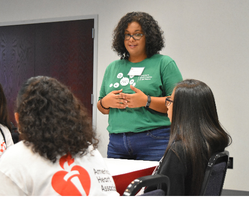 围绕STEM的多样性指导年轻人